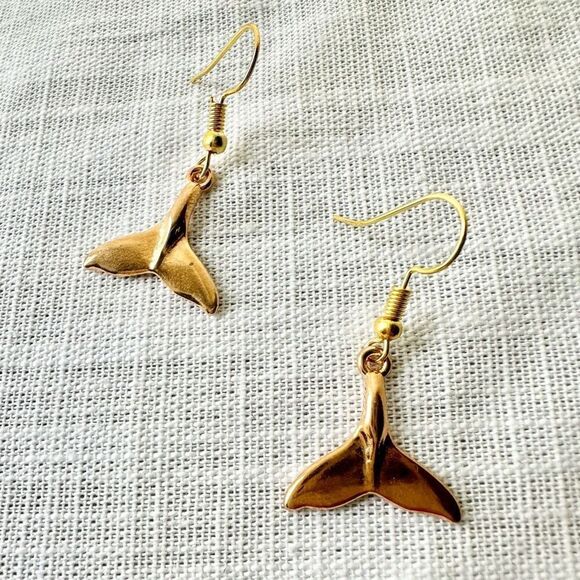 Golden whale tail dangle earrings - Picture 2 of 2
